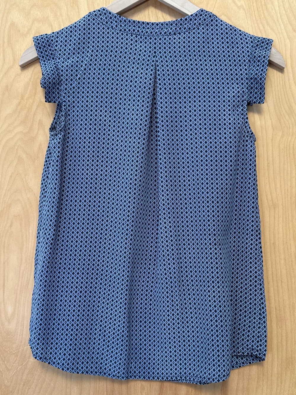 XS J. Crew Blue & White Print Sleeveless Silk Top Printed V-Neck Shell Navy - Picture 3 of 6
